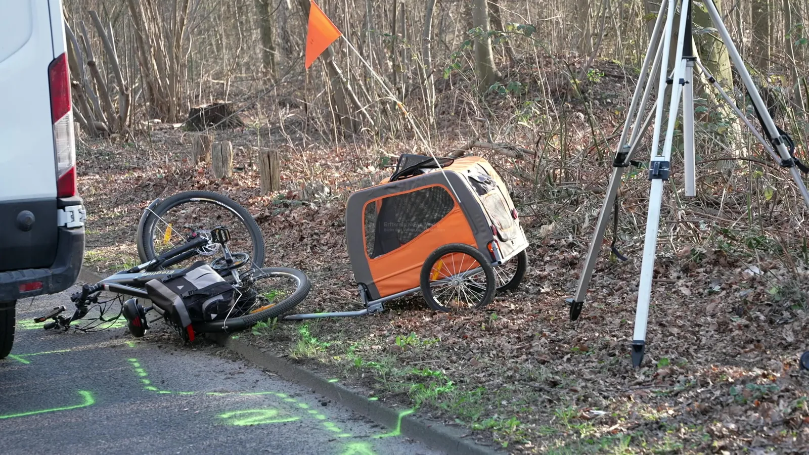 Schwerer Verkehrsunfall in Köln-Müngersdorf: Radfahrer (64) von Transporter erfasst: Standbild 1