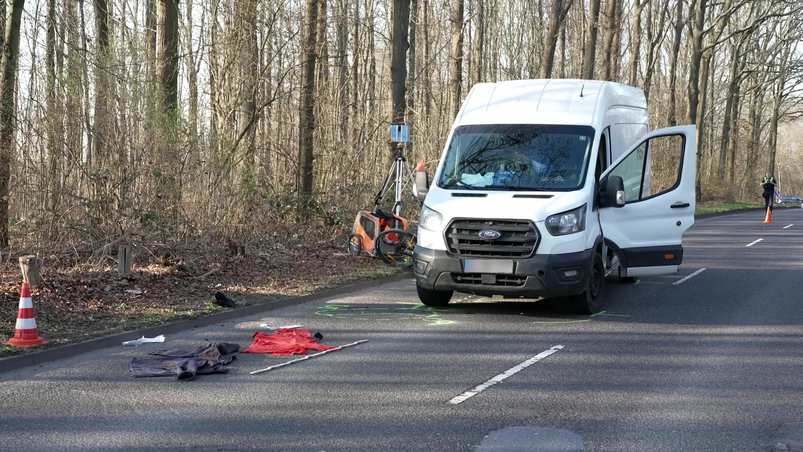 Schwerer Verkehrsunfall in Köln-Müngersdorf: Radfahrer (64) von Transporter erfasst: Standbild 2