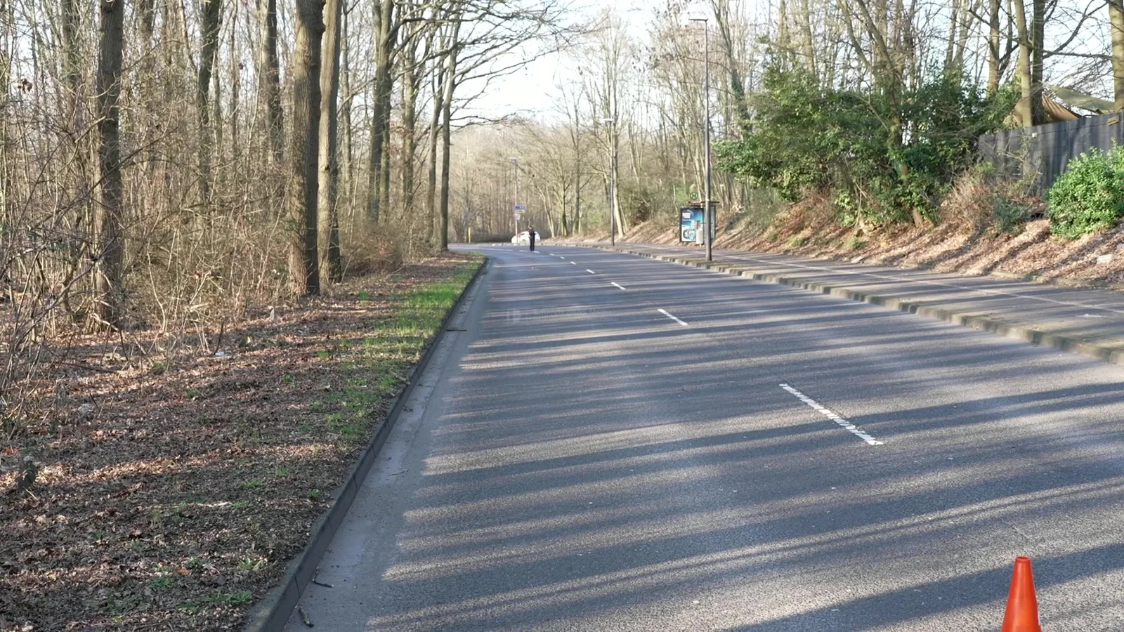 Schwerer Verkehrsunfall in Köln-Müngersdorf: Radfahrer (64) von Transporter erfasst: Standbild 3
