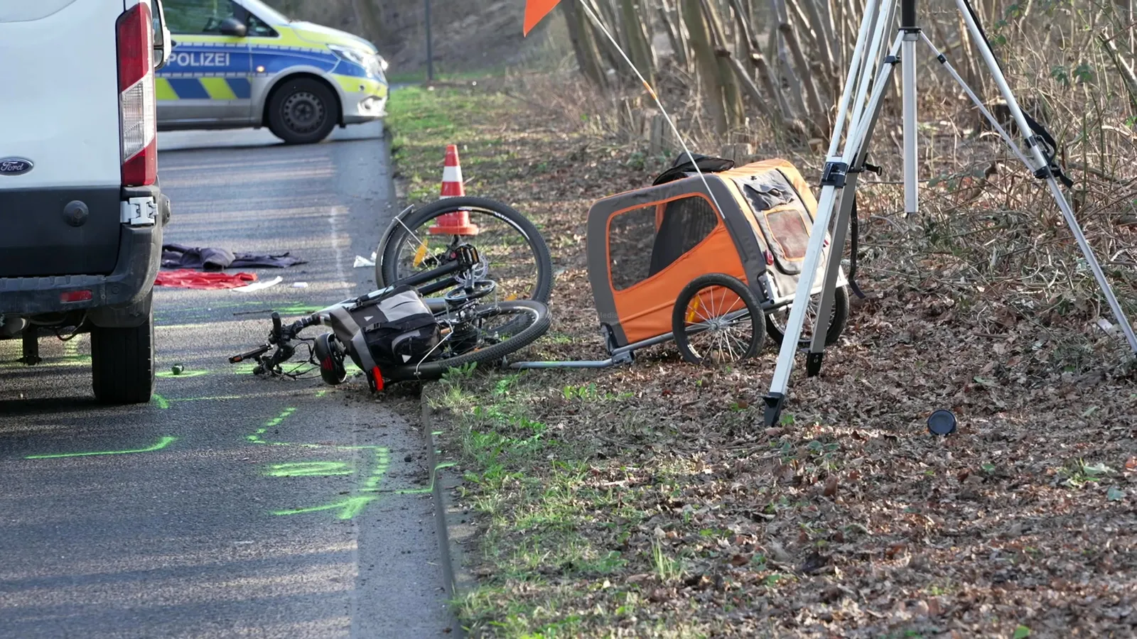 Schwerer Verkehrsunfall in Köln-Müngersdorf: Radfahrer (64) von Transporter erfasst: Standbild 4