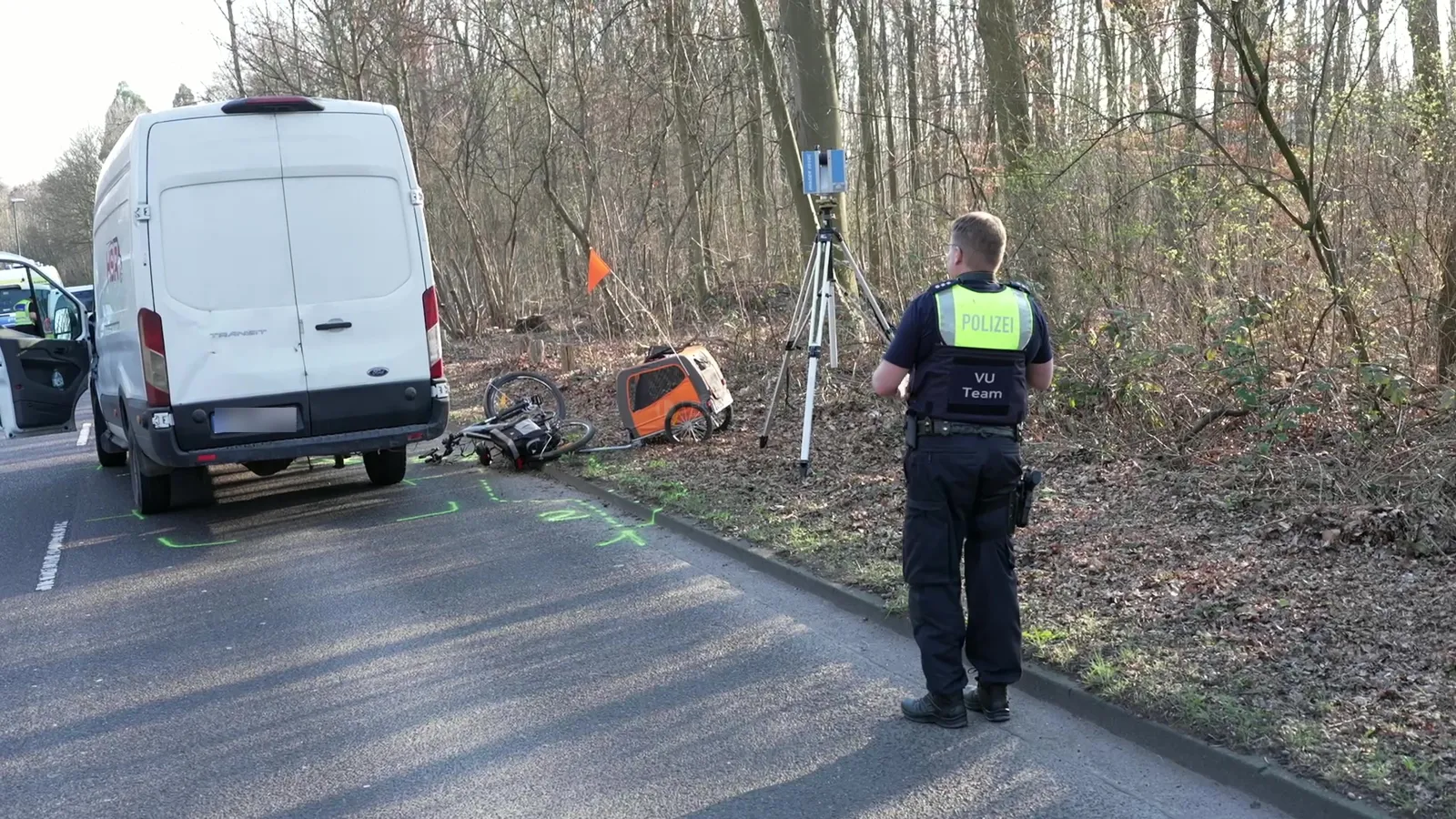 Schwerer Verkehrsunfall in Köln-Müngersdorf: Radfahrer (64) von Transporter erfasst: Standbild 6