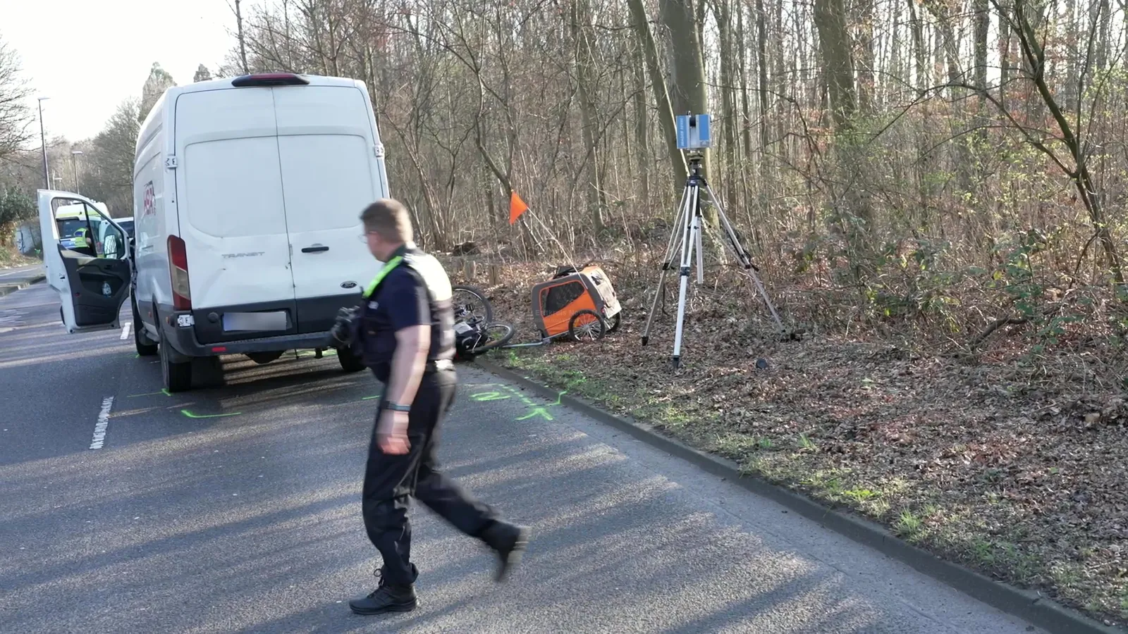 Schwerer Verkehrsunfall in Köln-Müngersdorf: Radfahrer (64) von Transporter erfasst: Standbild 7