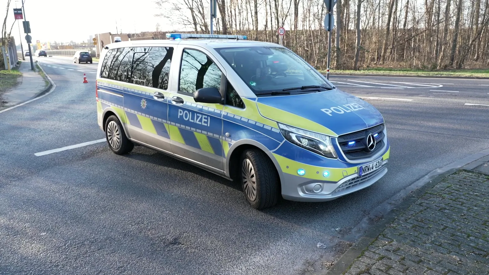 Schwerer Verkehrsunfall in Köln-Müngersdorf: Radfahrer (64) von Transporter erfasst: Standbild 8