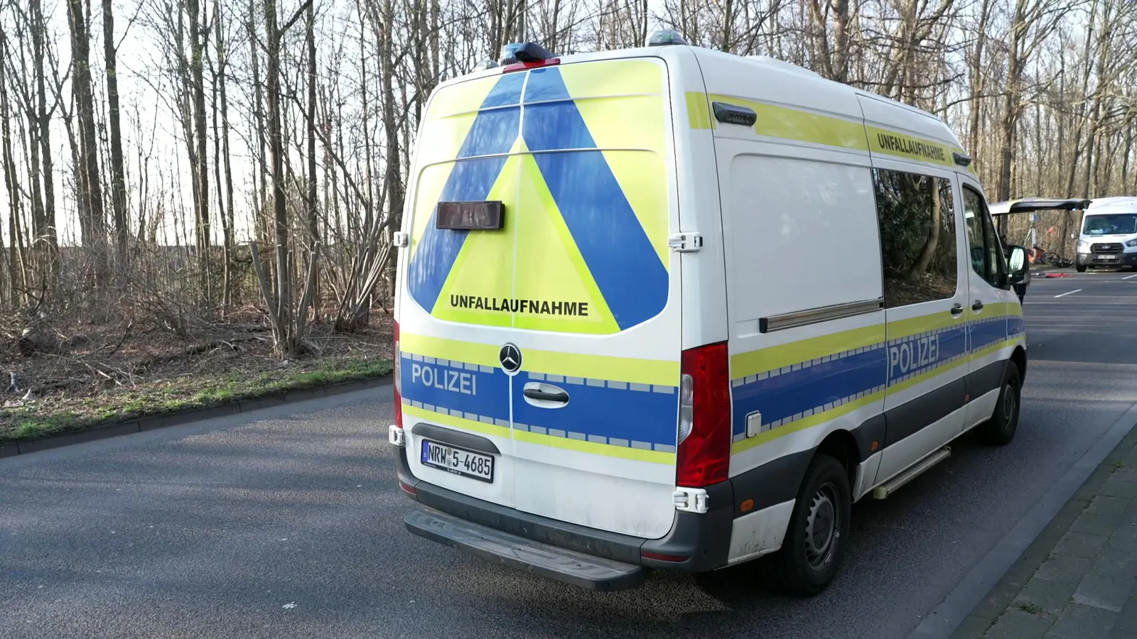 Schwerer Verkehrsunfall in Köln-Müngersdorf: Radfahrer (64) von Transporter erfasst: Standbild 9