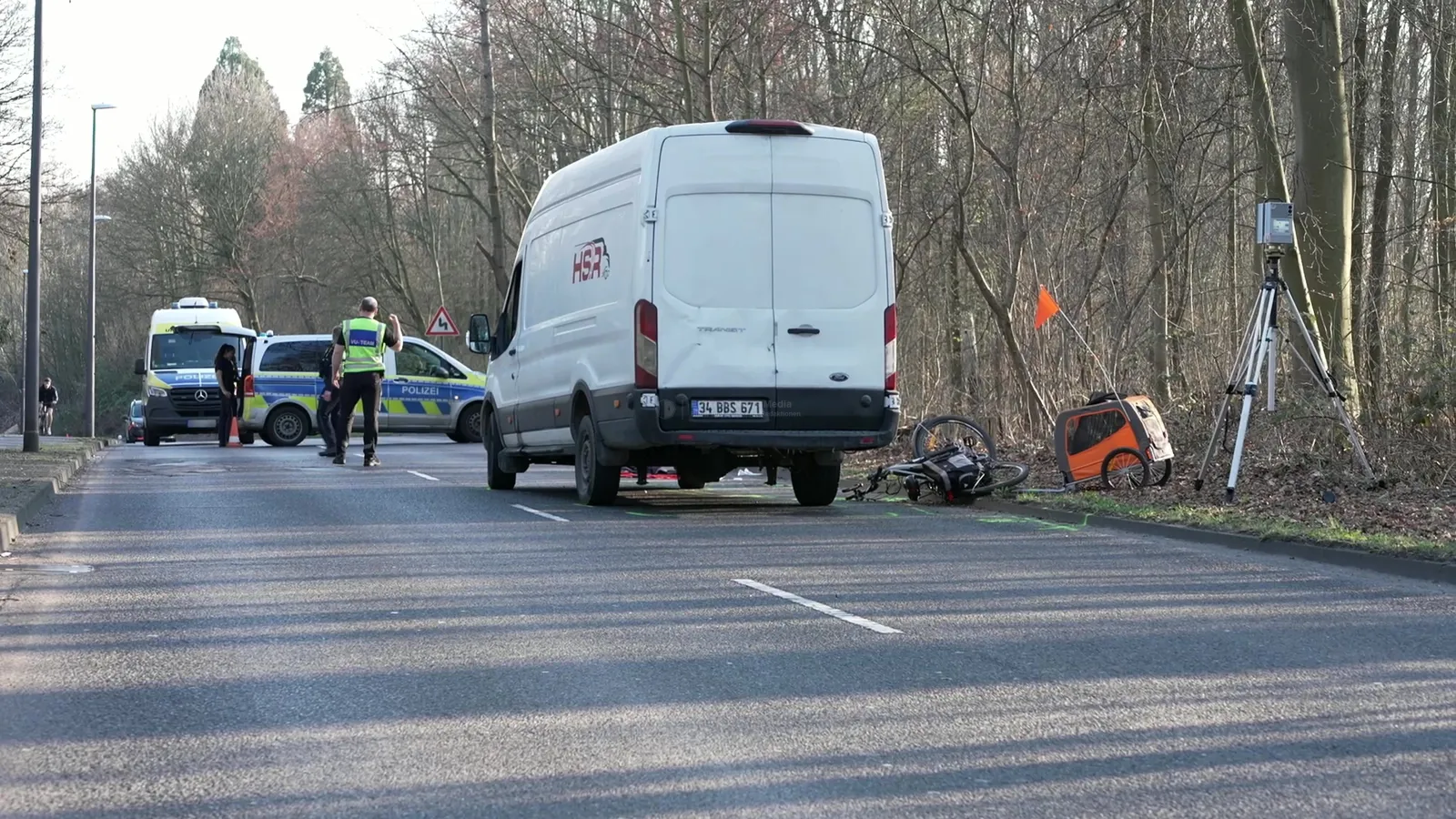 Schwerer Verkehrsunfall in Köln-Müngersdorf: Radfahrer (64) von Transporter erfasst: Standbild 10