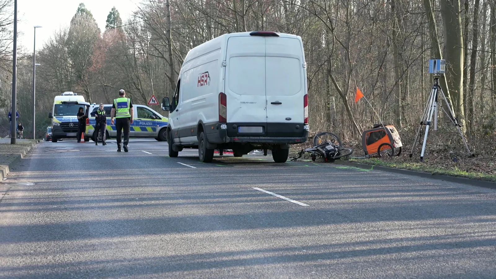 Schwerer Verkehrsunfall in Köln-Müngersdorf: Radfahrer (64) von Transporter erfasst: Standbild 11