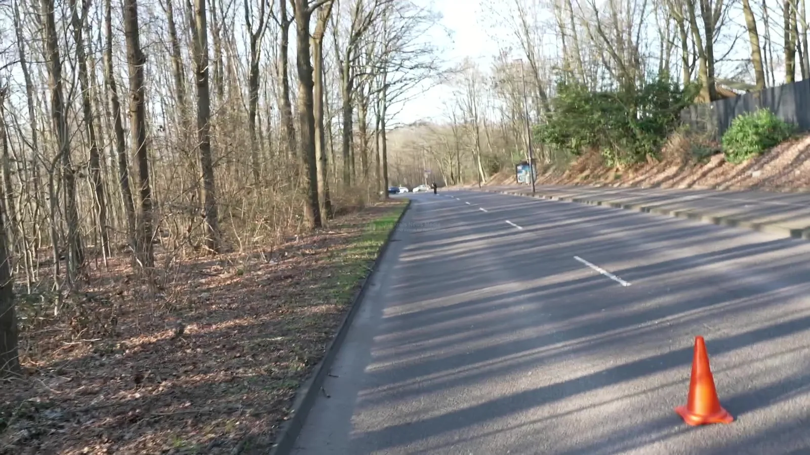 Schwerer Verkehrsunfall in Köln-Müngersdorf: Radfahrer (64) von Transporter erfasst: Standbild 12