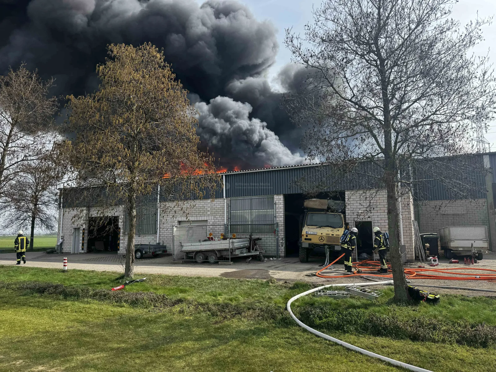 Brand Niederkassel: Unimog löst Großfeuer in landwirtschaftlicher Halle aus – Wasserversorgung erschwert Löscharbeiten – Bahnhofstr, Niderkassel, Deutschland