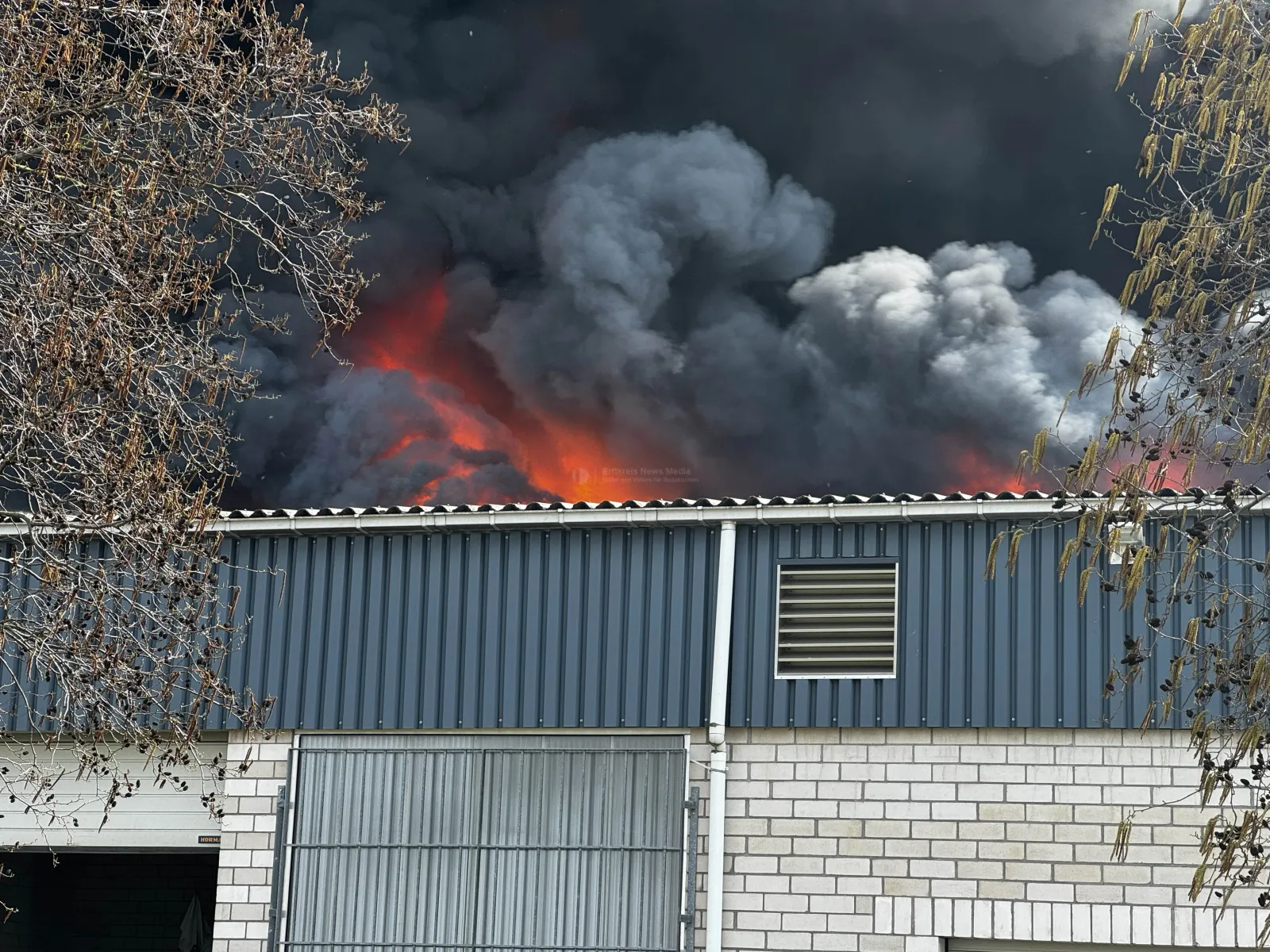 Brand Niederkassel: Unimog löst Großfeuer in landwirtschaftlicher Halle aus – Wasserversorgung erschwert Löscharbeiten – Bahnhofstr, Niderkassel, Deutschland