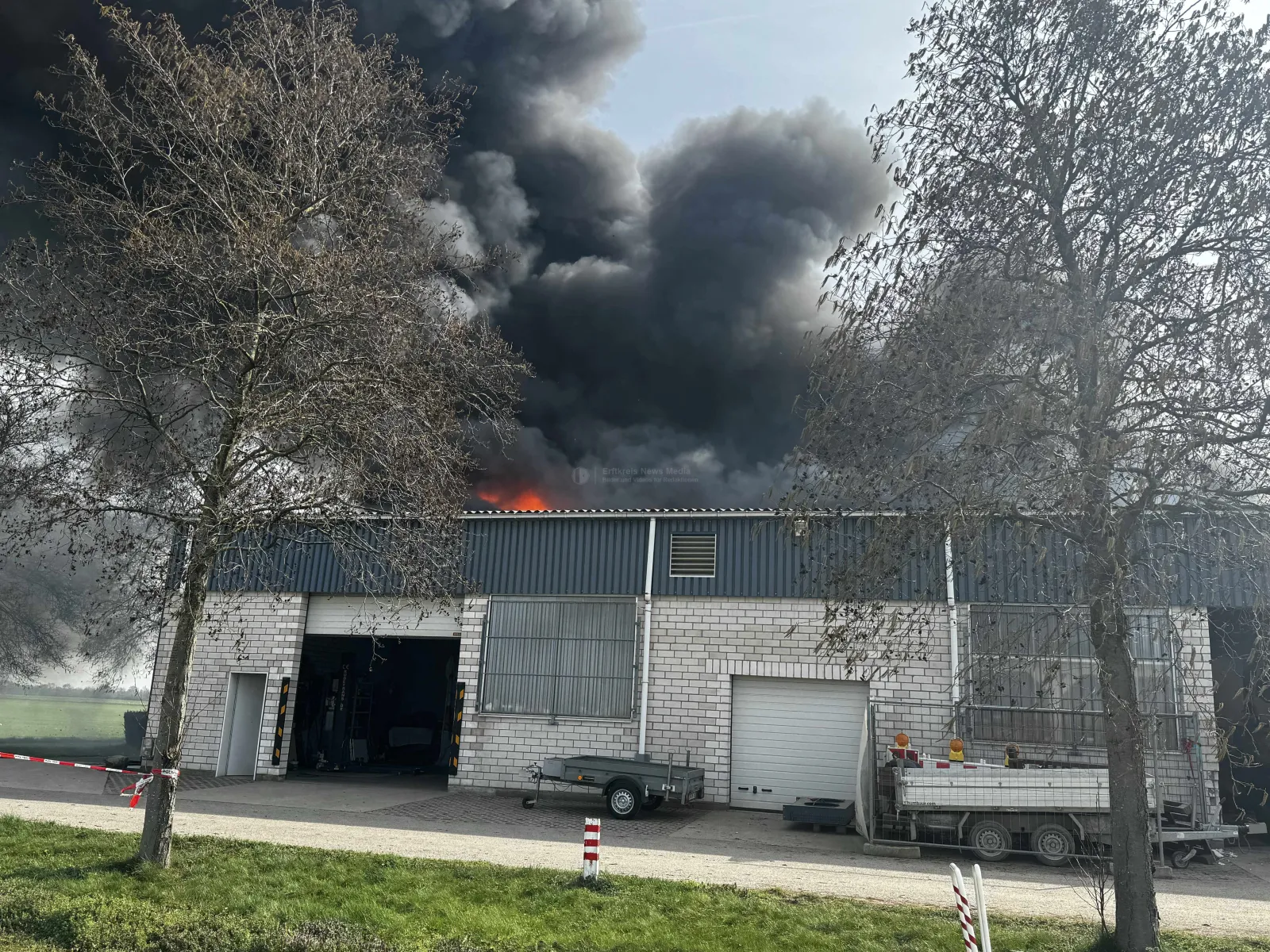 Brand Niederkassel: Unimog löst Großfeuer in landwirtschaftlicher Halle aus – Wasserversorgung erschwert Löscharbeiten – Bahnhofstr, Niderkassel, Deutschland