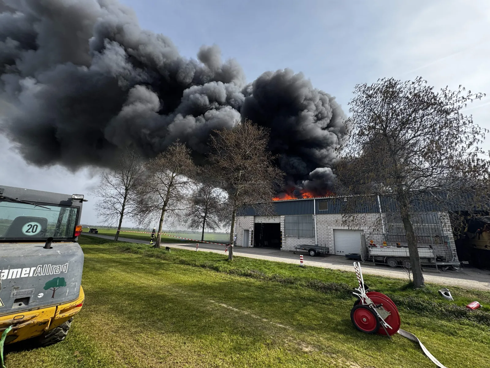 Brand Niederkassel: Unimog löst Großfeuer in landwirtschaftlicher Halle aus – Wasserversorgung erschwert Löscharbeiten – Bahnhofstr, Niderkassel, Deutschland