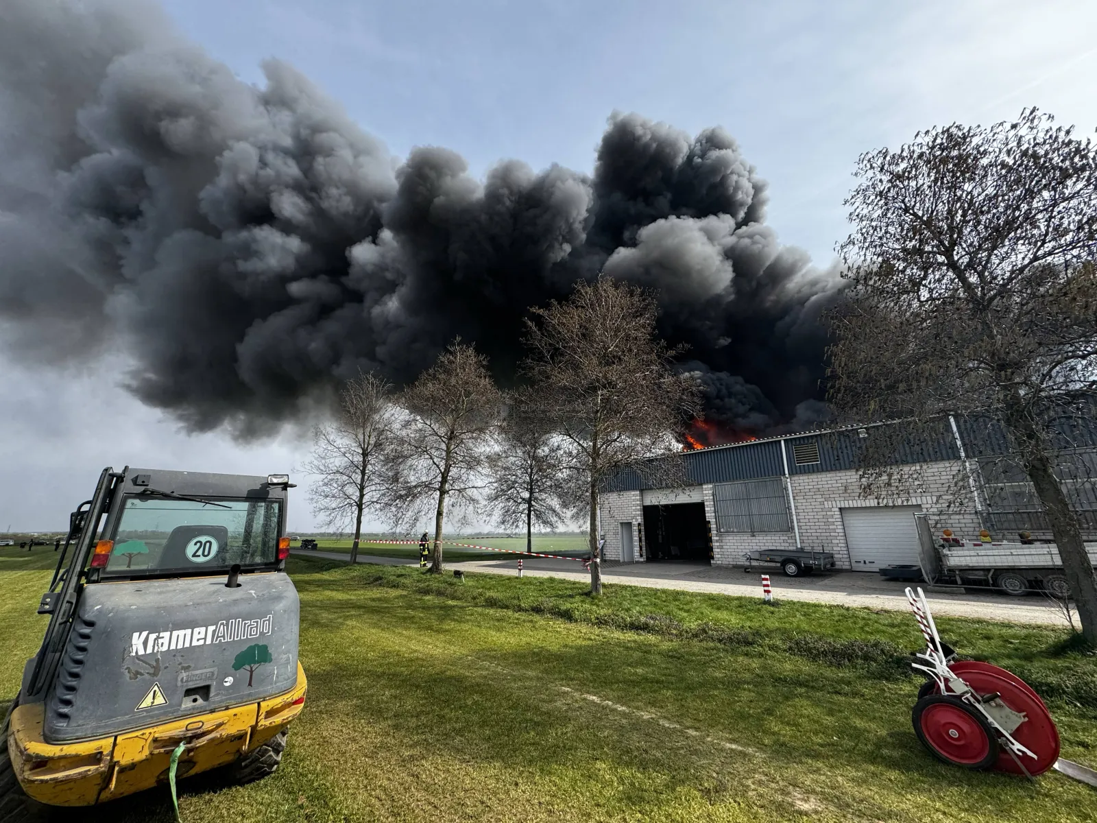 Brand Niederkassel: Unimog löst Großfeuer in landwirtschaftlicher Halle aus – Wasserversorgung erschwert Löscharbeiten – Bahnhofstr, Niderkassel, Deutschland