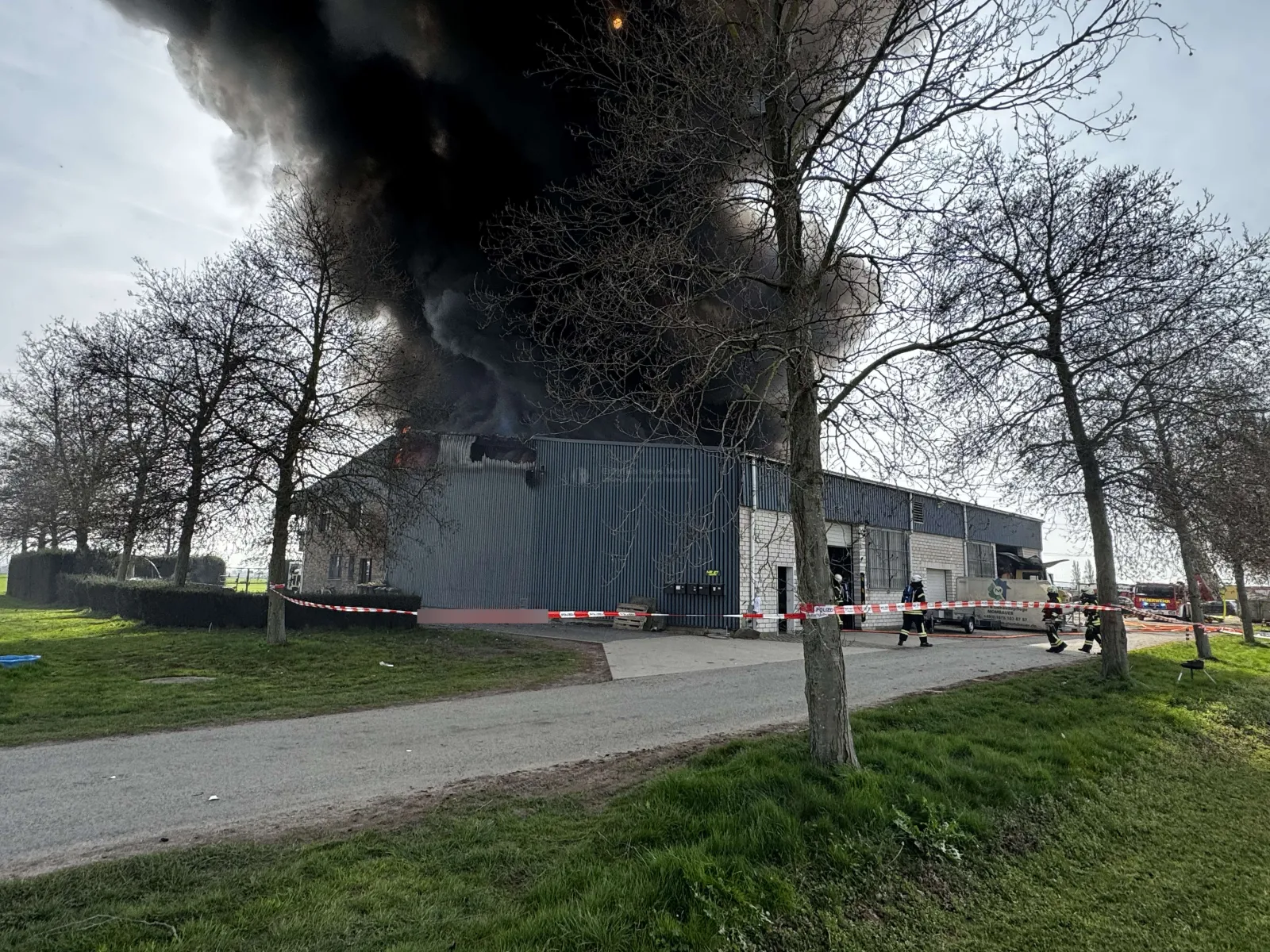 Brand Niederkassel: Unimog löst Großfeuer in landwirtschaftlicher Halle aus – Wasserversorgung erschwert Löscharbeiten – Bahnhofstr, Niderkassel, Deutschland