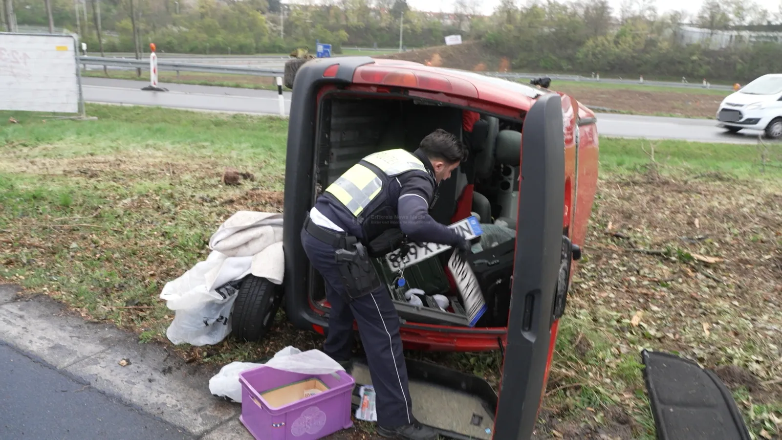 Unfallfahrzeug liegt auf der Seite am Kreuz Bonn-Nord