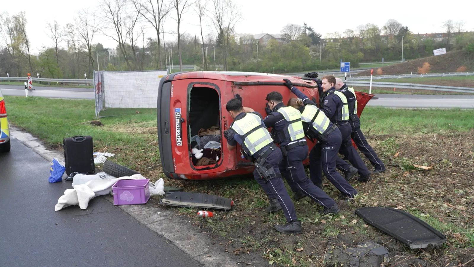 Umgestürzter Renault nach Unfall am Kreuz Bonn-Nord