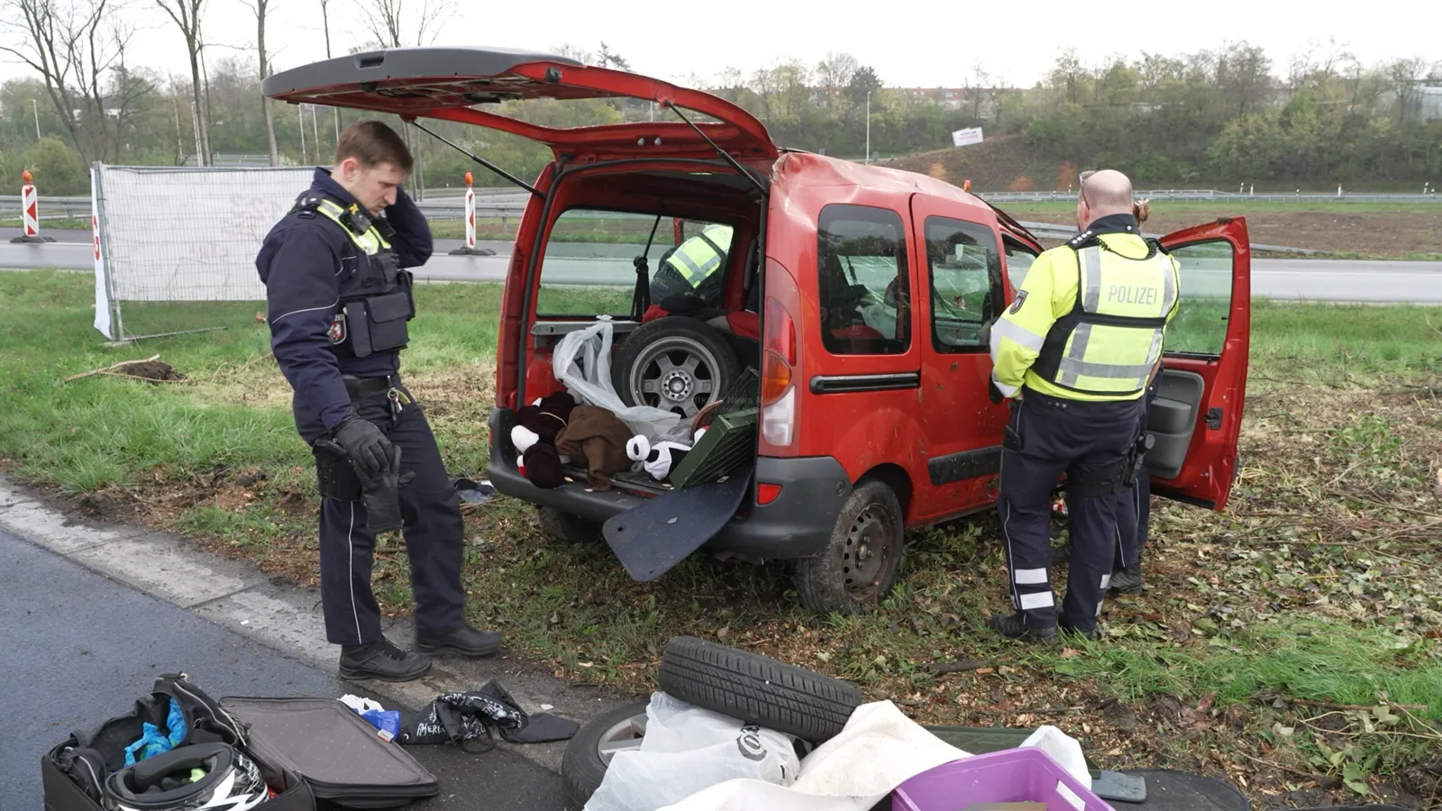 Unfallfahrzeug am Kreuz Bonn-Nord mit Polizeihelfern