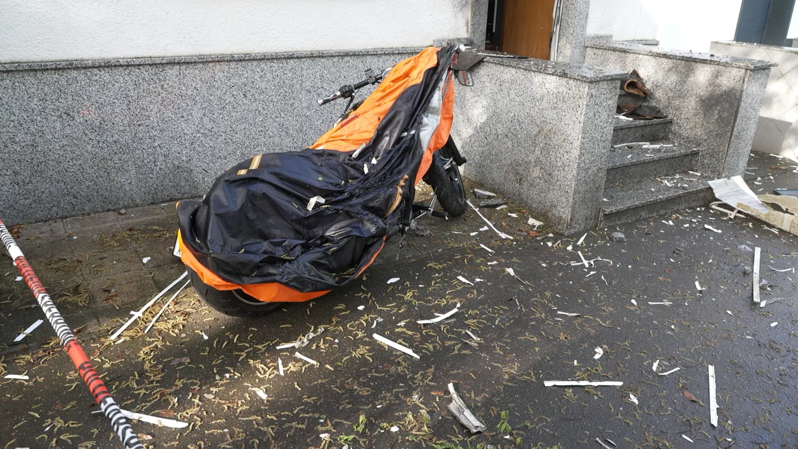 Beschädigtes Haus und veränderter Roller nach Explosion in Bonn
