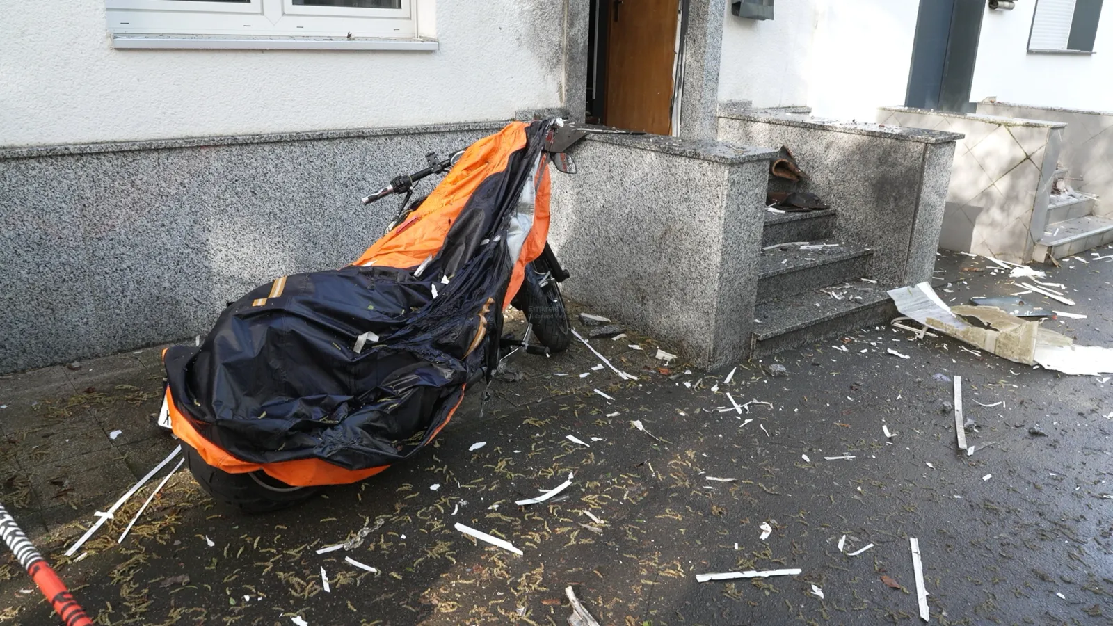 Beschädigungen nach Explosion an Reihenhaus in Bonn