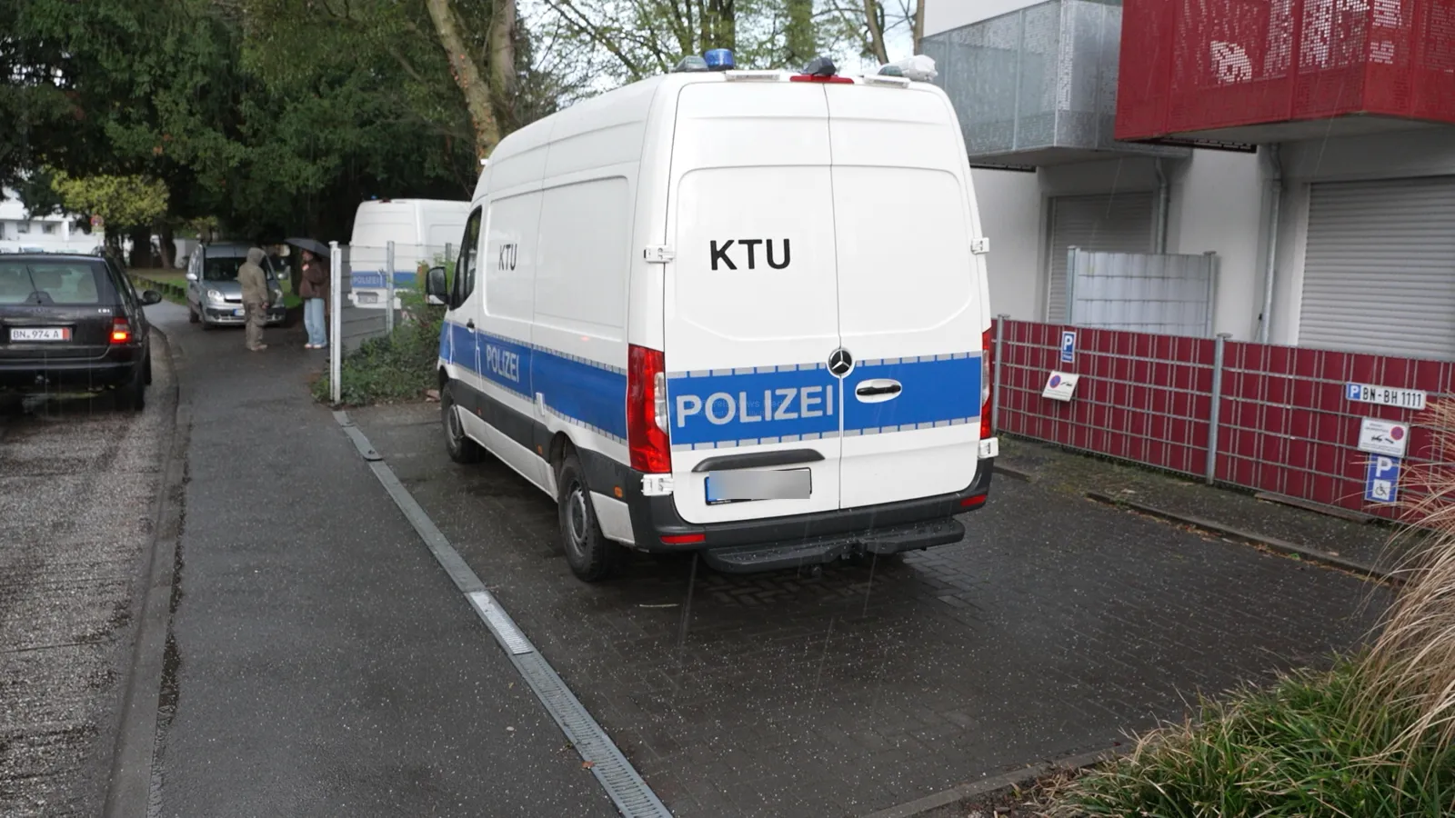 Polizei vor Einfamilienhaus nach Explosion in Bonn