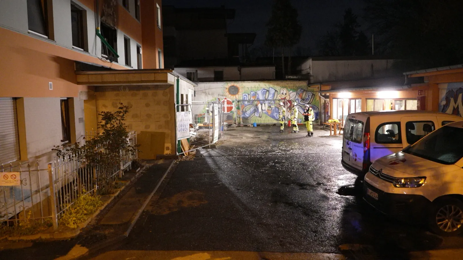 Einsatzkräfte nach Brand in Bonner Unterkunft