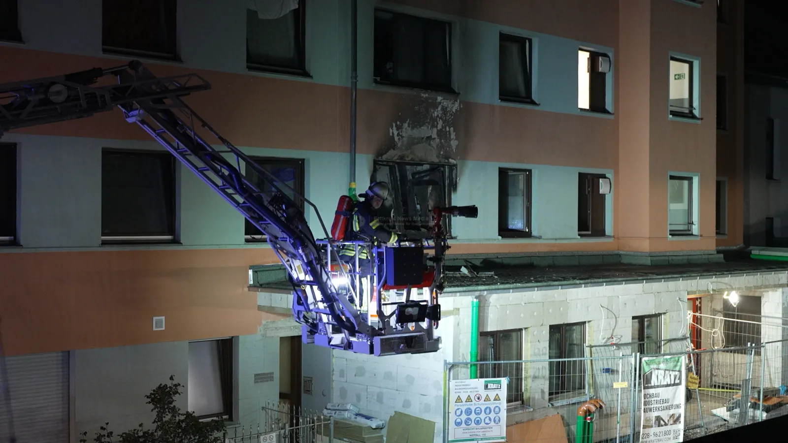 Feuerwehr löscht Brand nach Explosion in Bonn