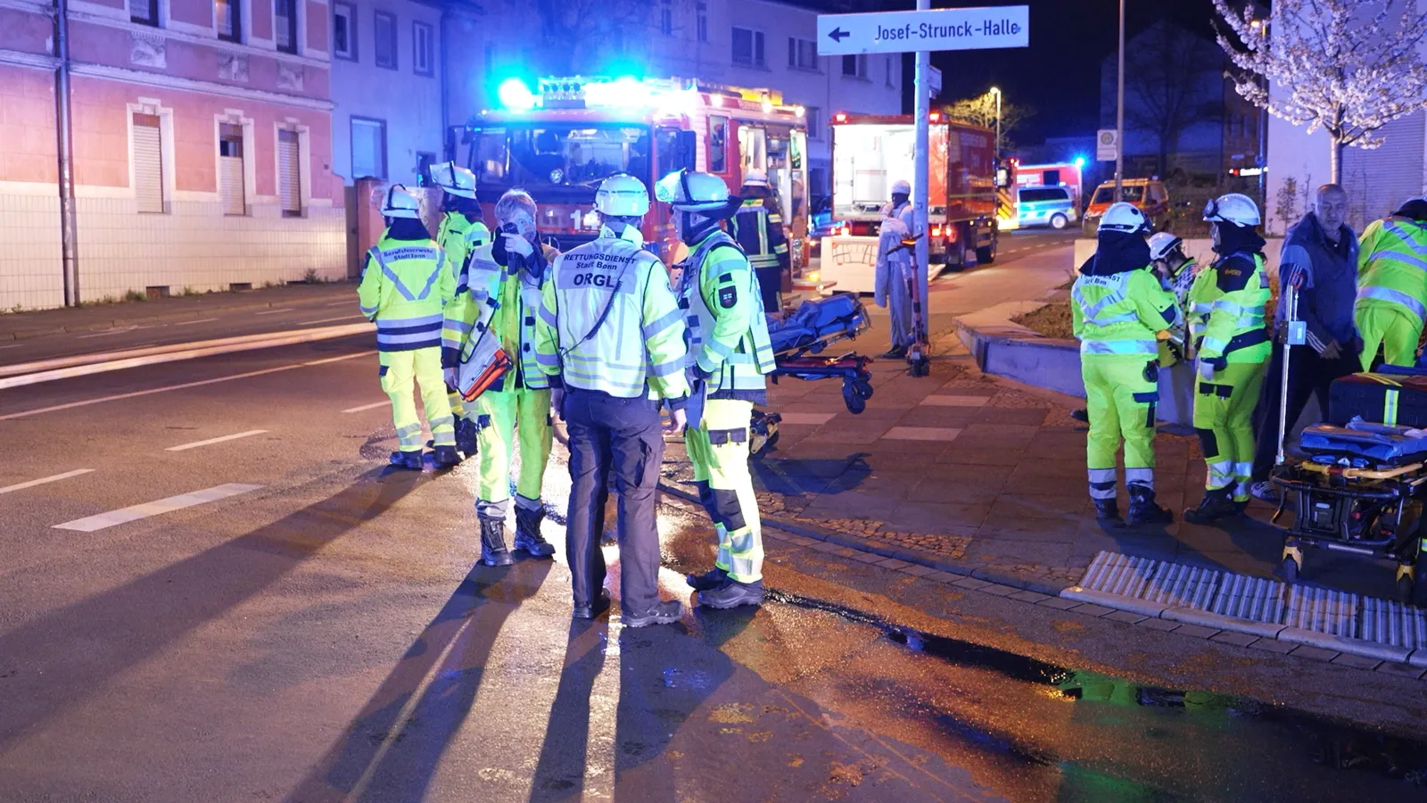 Einsatzkräfte bei Brand in Bonn Sebastianstraße