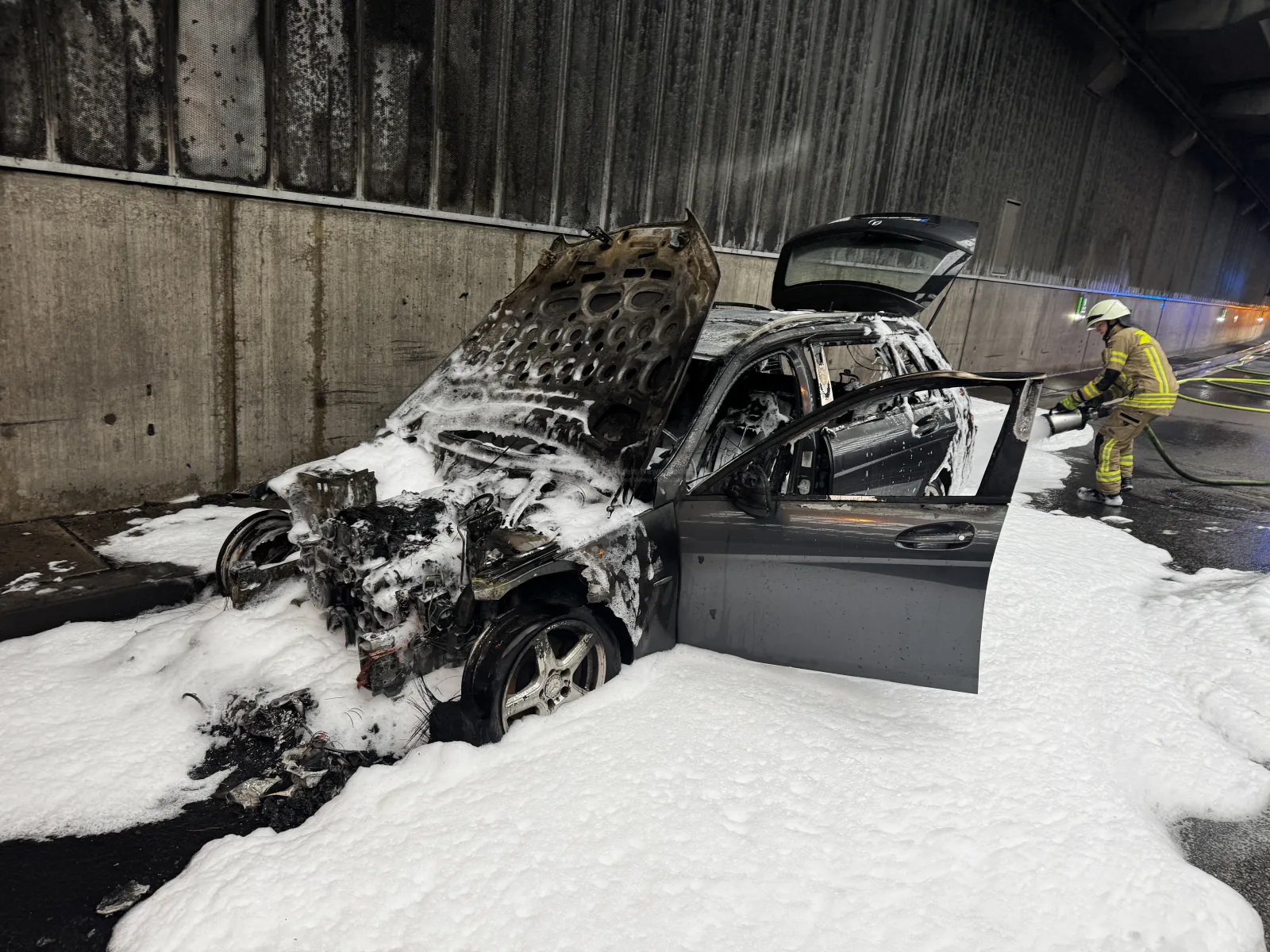 Auto in A1 Tunnel Köln-Lövenich nach Brand mit Löschschaum