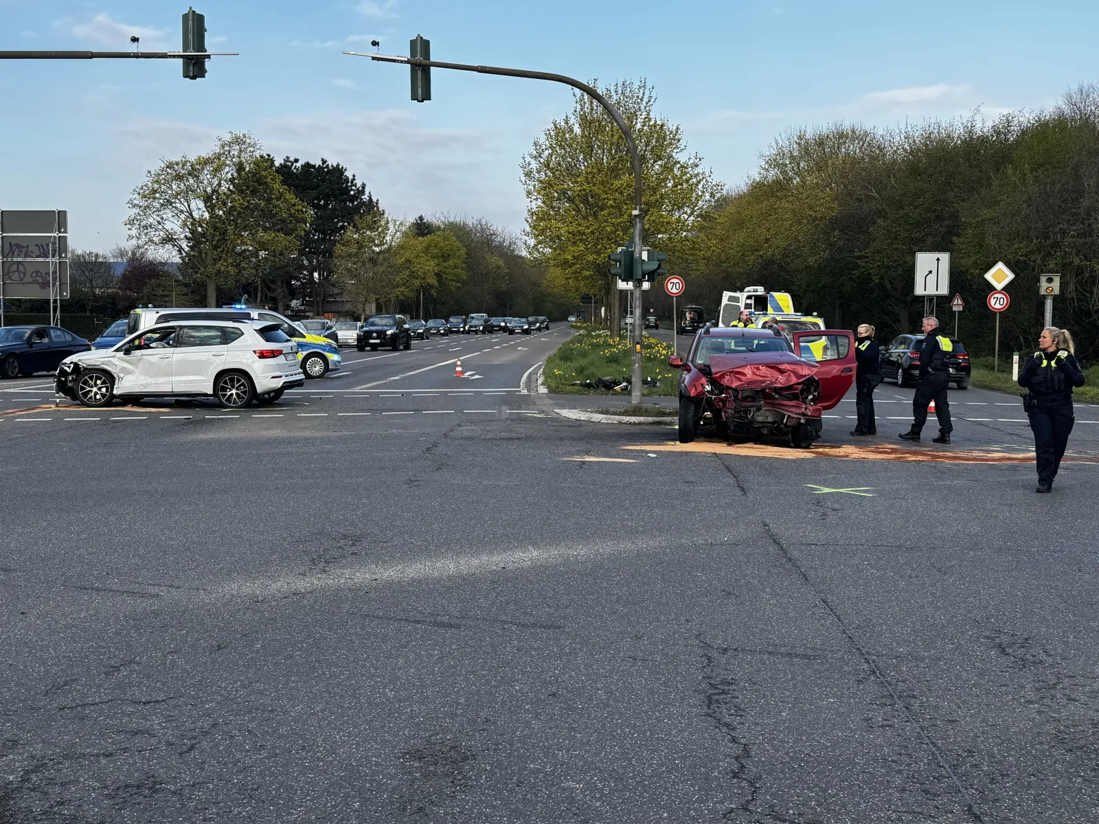 Unfall an Kreuzung Bonnstraße/Aachener Straße in Frechen