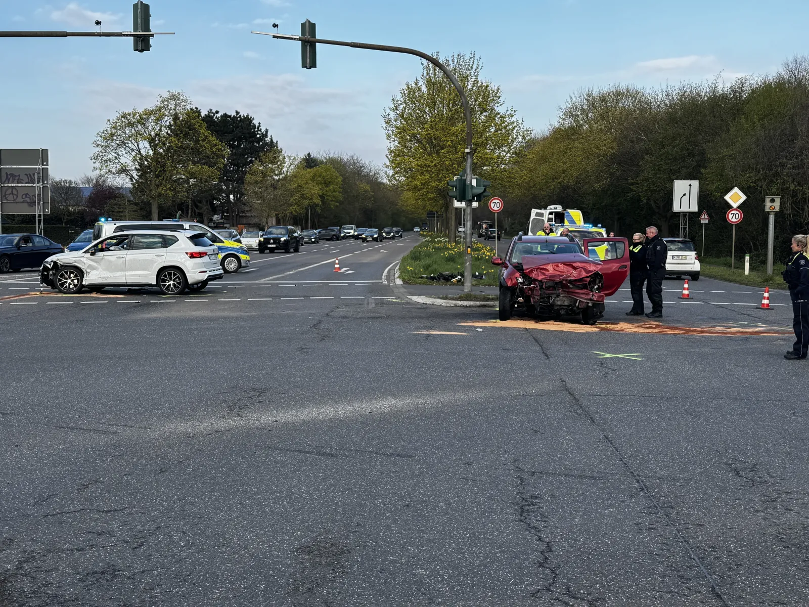 Verkehrsunfall an Kreuzung Bonnstraße/Aachener Straße in Frechen