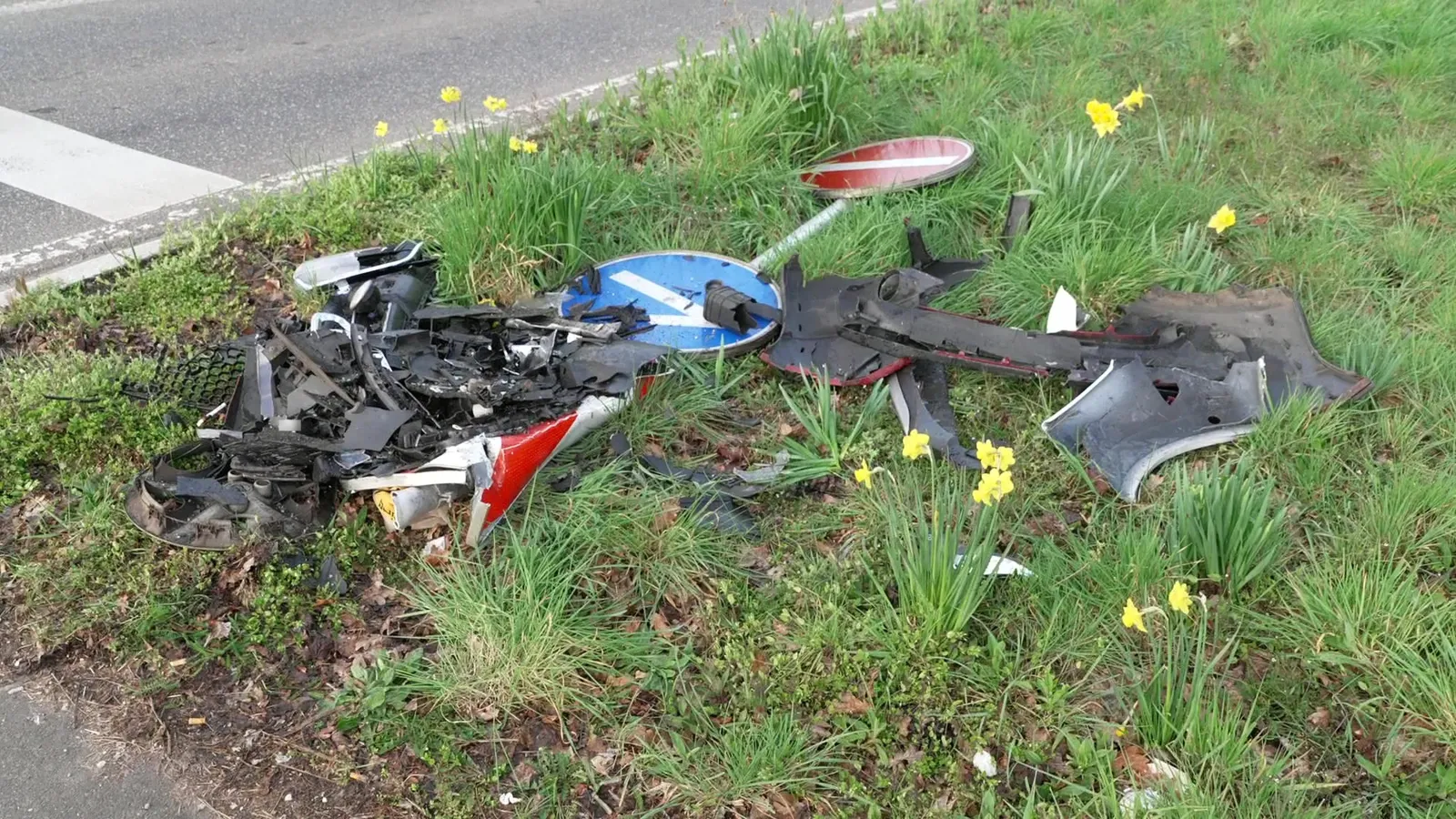 Unfall Frechen: Zwei Verletzte nach Kollision an Kreuzung Bonnstraße/Aachener Straße bei Gut Clarenhof: Standbild 1