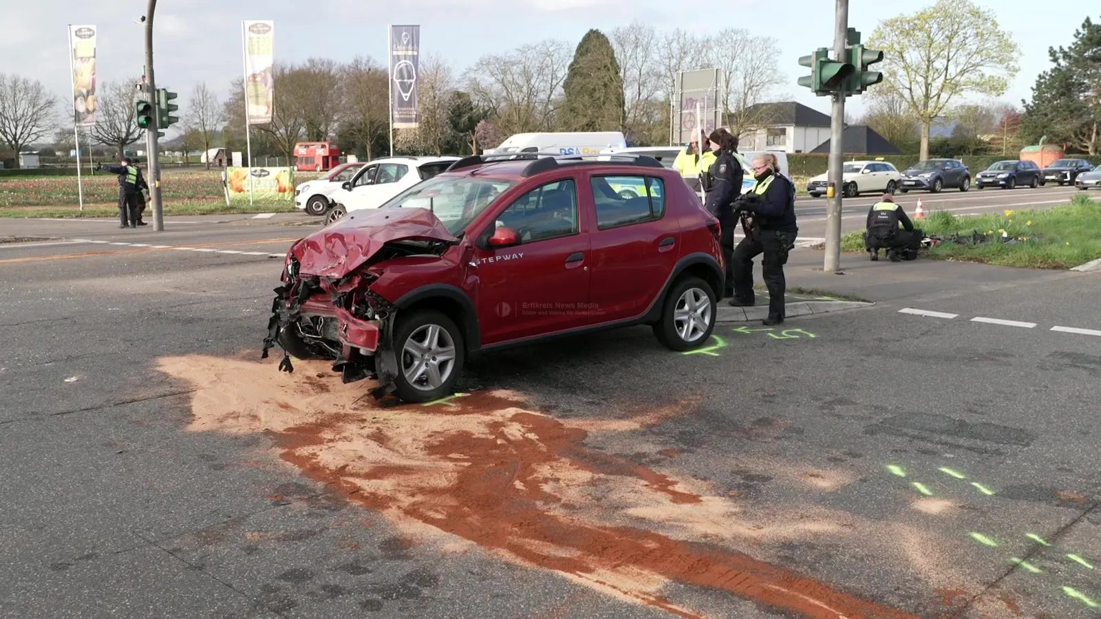 Unfall Frechen: Zwei Verletzte nach Kollision an Kreuzung Bonnstraße/Aachener Straße bei Gut Clarenhof: Standbild 2