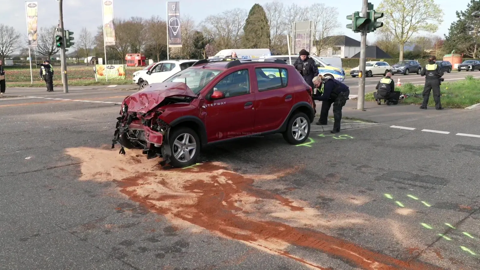 Unfall Frechen: Zwei Verletzte nach Kollision an Kreuzung Bonnstraße/Aachener Straße bei Gut Clarenhof: Standbild 4