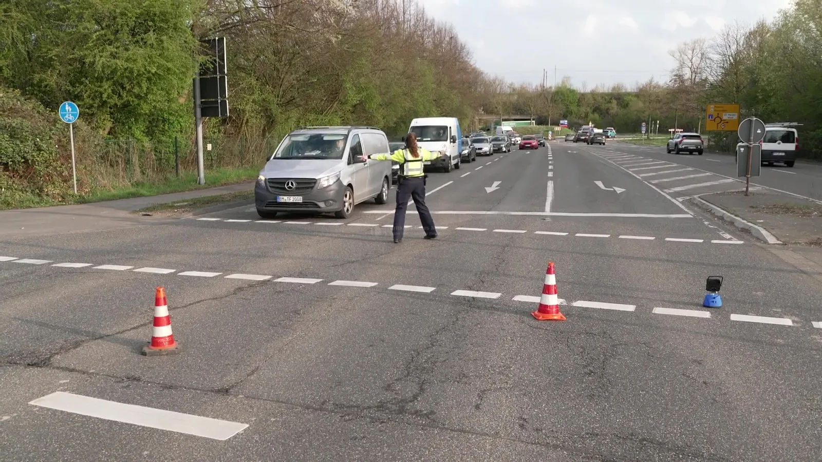 Unfall Frechen: Zwei Verletzte nach Kollision an Kreuzung Bonnstraße/Aachener Straße bei Gut Clarenhof: Standbild 5