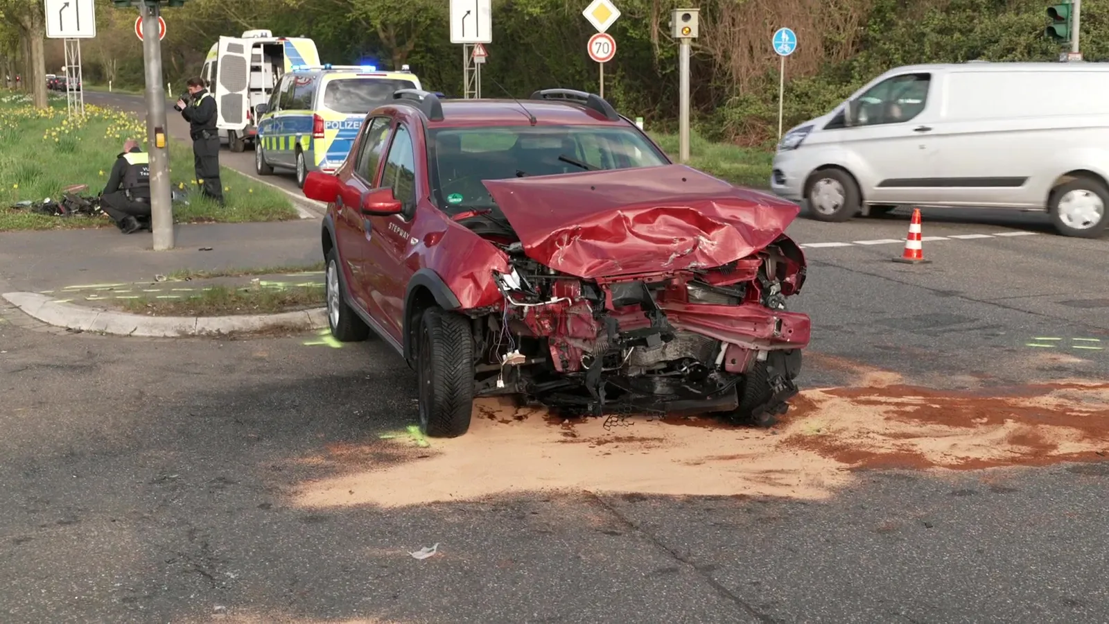 Unfall Frechen: Zwei Verletzte nach Kollision an Kreuzung Bonnstraße/Aachener Straße bei Gut Clarenhof: Standbild 6