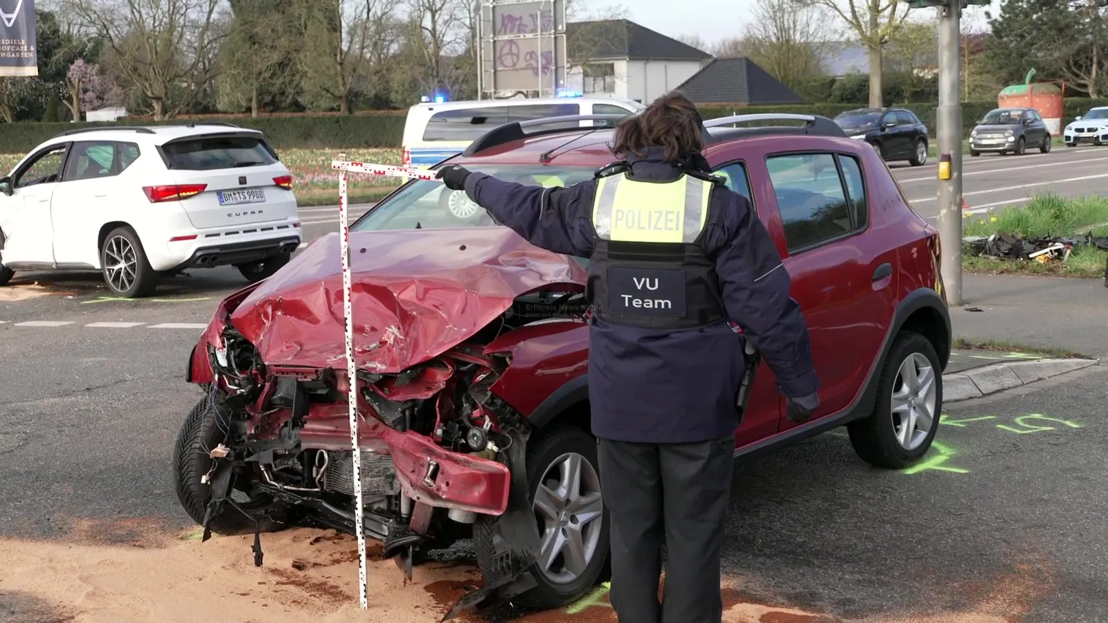 Unfall Frechen: Zwei Verletzte nach Kollision an Kreuzung Bonnstraße/Aachener Straße bei Gut Clarenhof: Standbild 7