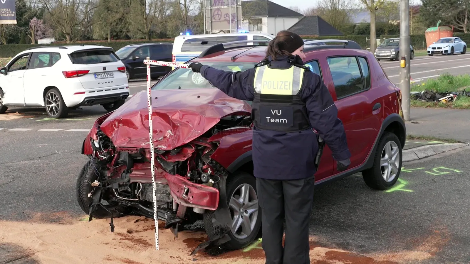 Unfall Frechen: Zwei Verletzte nach Kollision an Kreuzung Bonnstraße/Aachener Straße bei Gut Clarenhof: Standbild 8