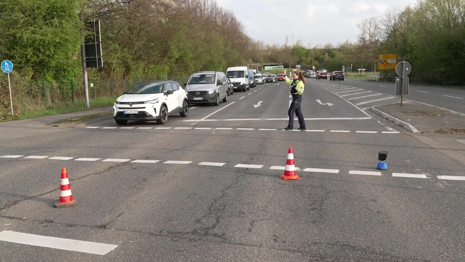 Unfall Frechen: Zwei Verletzte nach Kollision an Kreuzung Bonnstraße/Aachener Straße bei Gut Clarenhof: Standbild 9