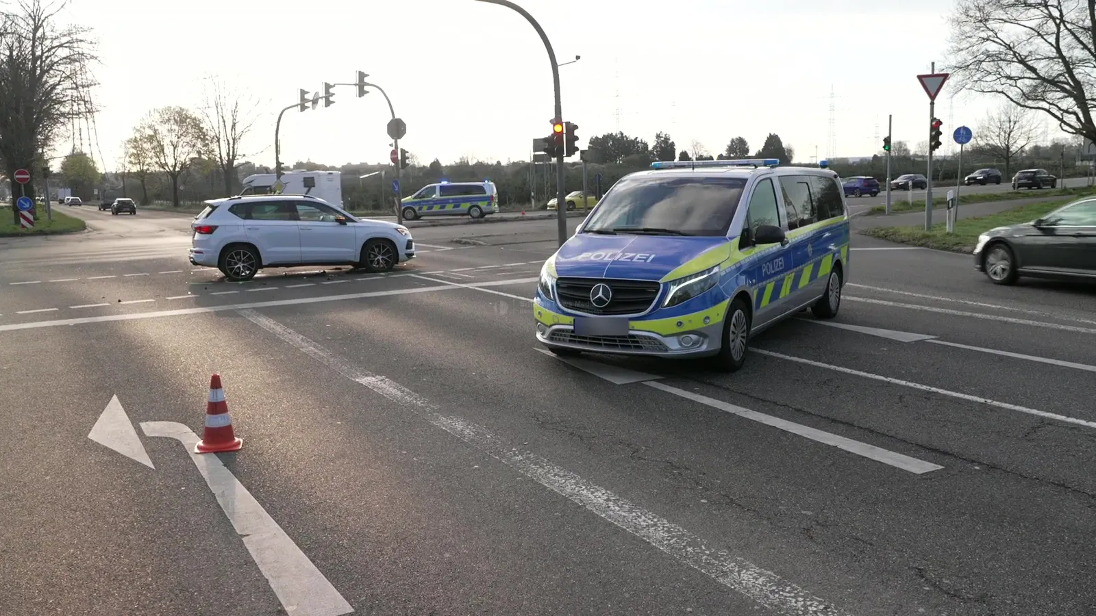Unfall Frechen: Zwei Verletzte nach Kollision an Kreuzung Bonnstraße/Aachener Straße bei Gut Clarenhof: Standbild 10
