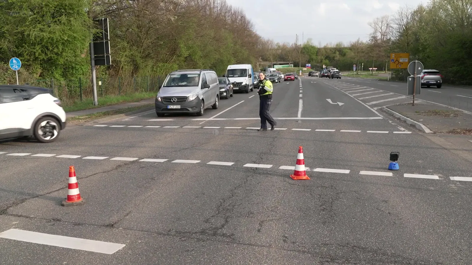 Unfall Frechen: Zwei Verletzte nach Kollision an Kreuzung Bonnstraße/Aachener Straße bei Gut Clarenhof: Standbild 12
