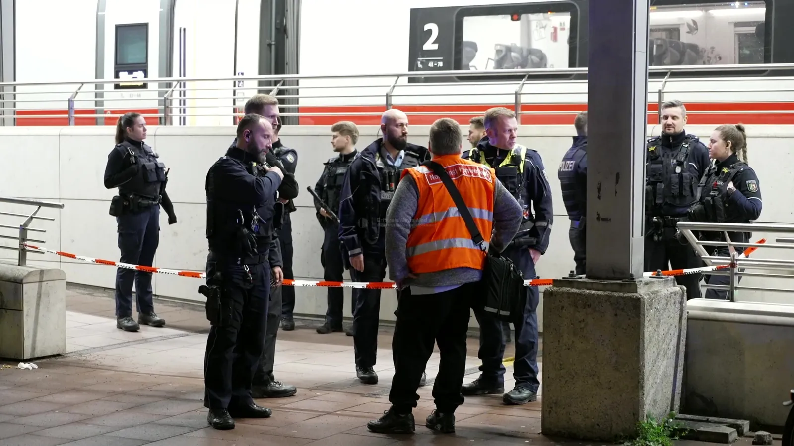 Einsatzkräfte am Bahnhof Bonn/Siegburg nach Incident im ICE 19