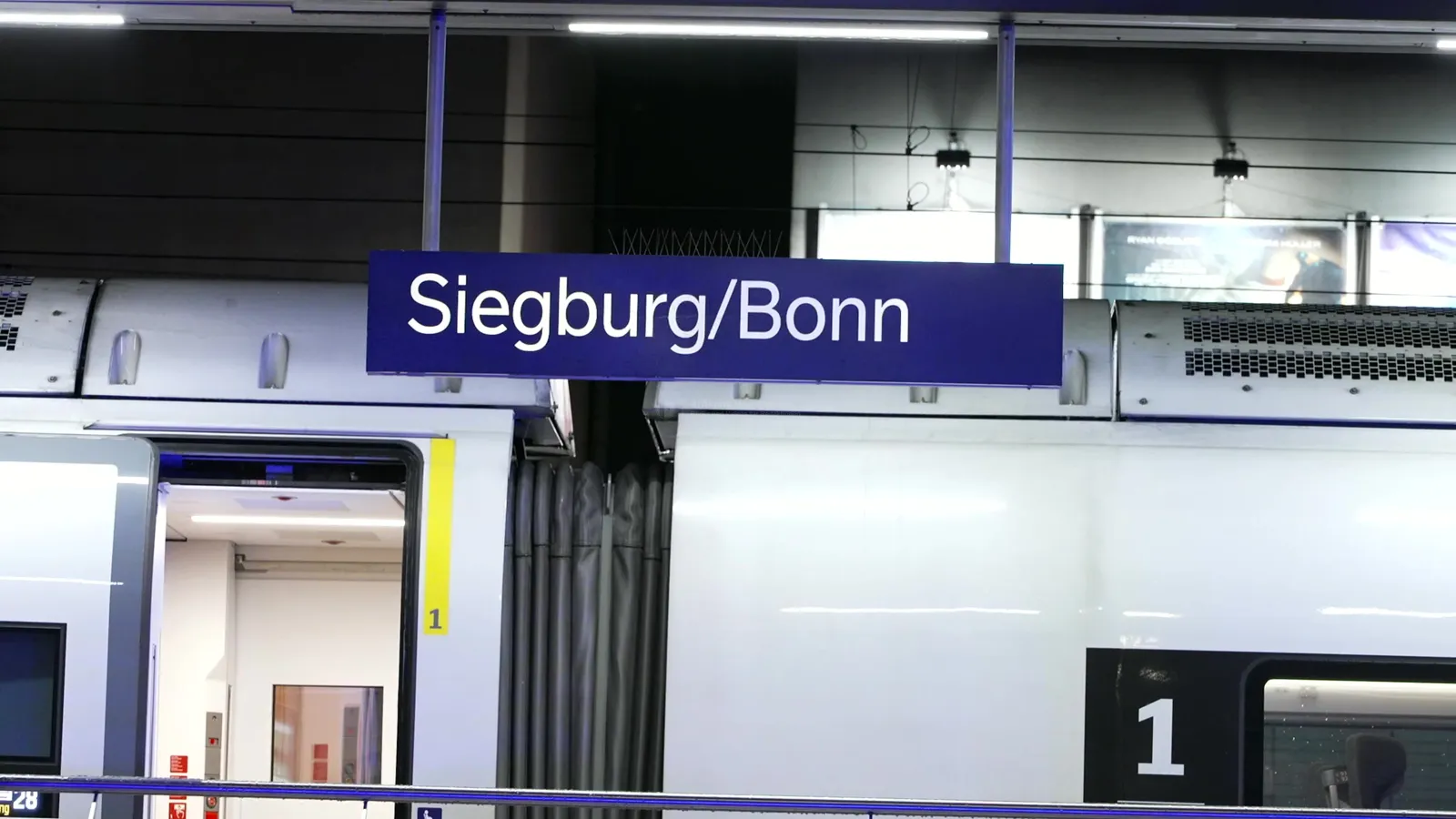 Bahnhofsschild Siegburg/Bonn mit ICE-Waggon