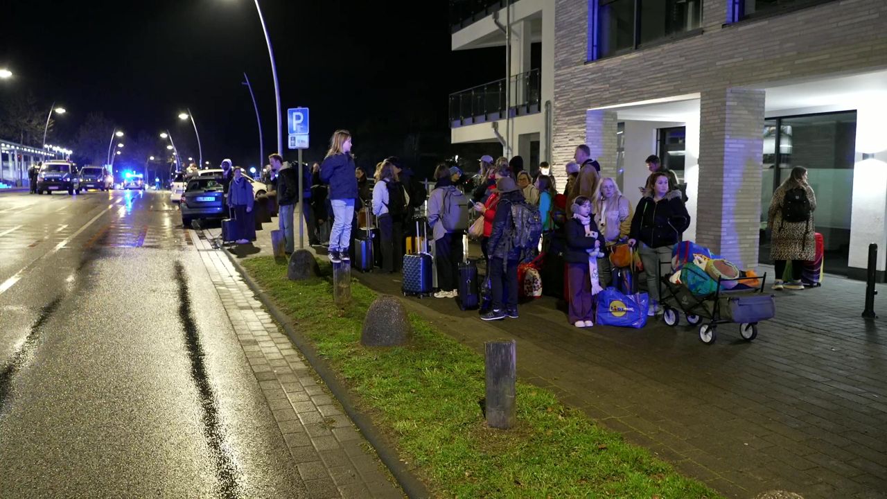 Evakuierte Reisende am Bahnhof Siegburg