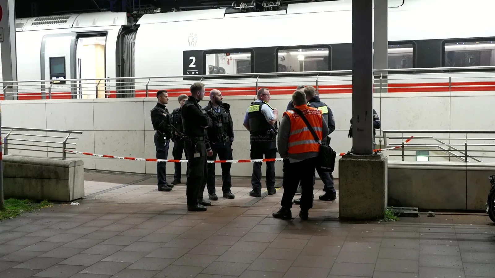 Einsatzkräfte am ICE-Bahnhof Siegburg-Bonn