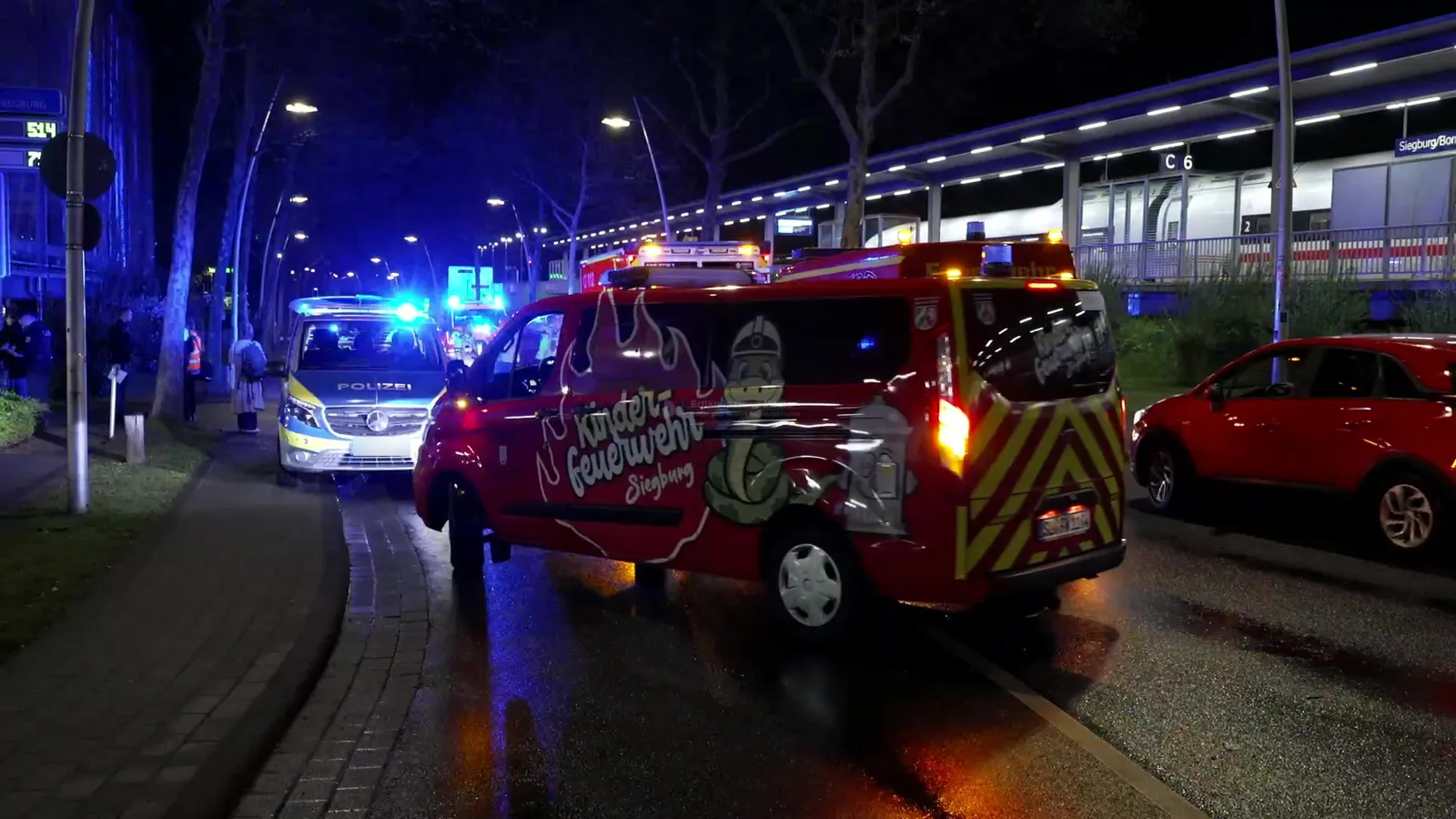 Einsatzfahrzeuge bei ICE-Alarm in Siegburg