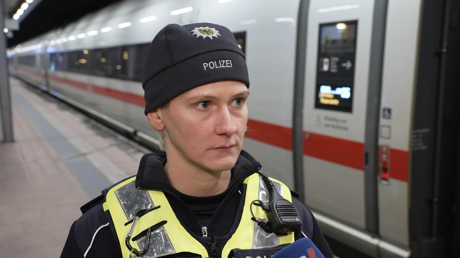 Stephanie Reuver Pressesprecherin der Bundespolizei in Siegburg am ICE-Bahnhof