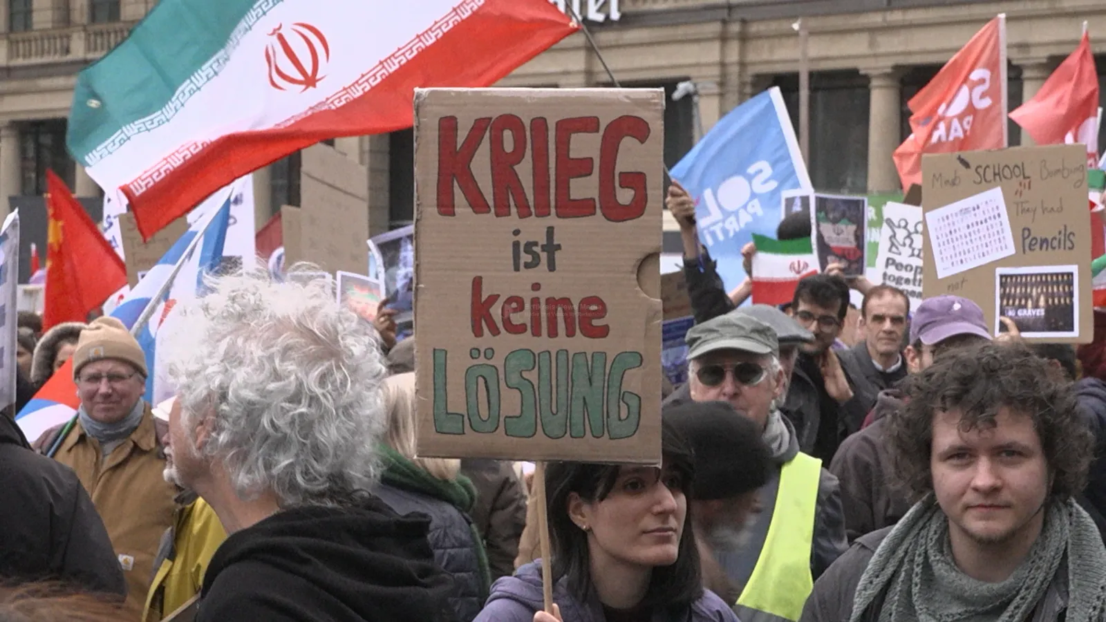 Teilnehmer des Ostermarschs in Köln mit Friedensplakaten