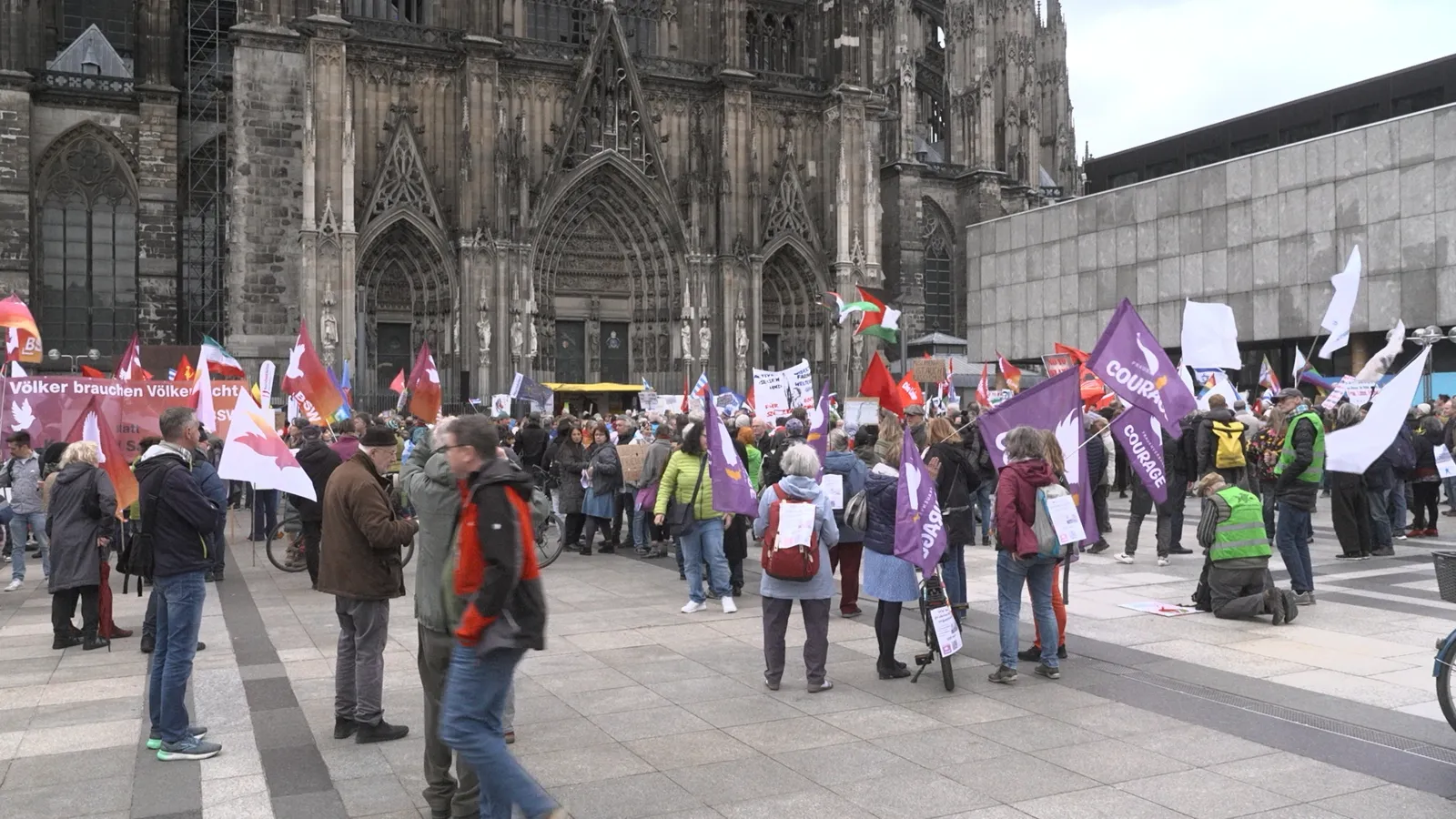 Ostermarsch am Roncalliplatz in Köln
