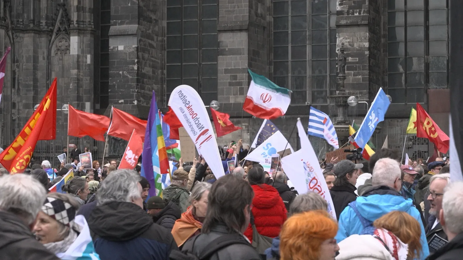 Teilnehmer des Ostermarschs am Roncalliplatz in Köln