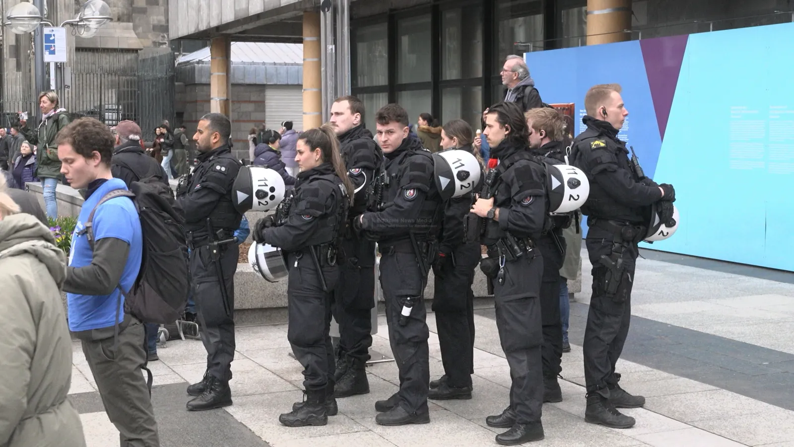 Polizeibeamte bei Ostermarsch in Köln