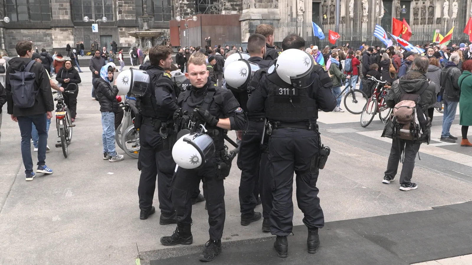 Polizeibeamte bei Ostermarsch auf dem Roncalliplatz in Köln
